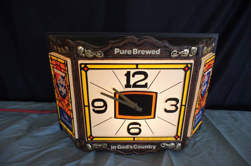 lot 19 image: Vintage Old Style Lighted Clock