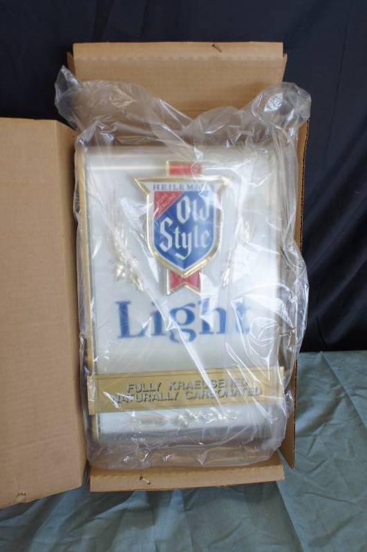lot 22 image: Old Style Lighted Sign