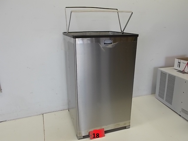 Rubbermaid Can