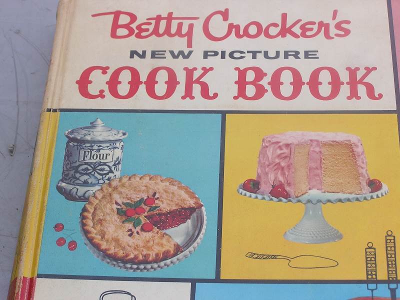 VINTAGE BETTY CROCKERS NEW PICTURE COOKBOOK