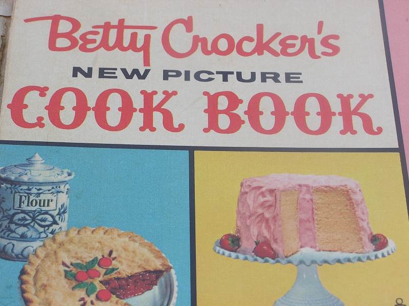 VINTAGE BETTY CROCKERS NEW PICTURE COOKBOOK 5 RING