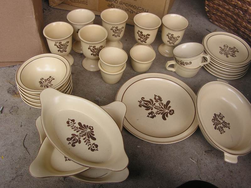 FALZGRAFF VILLAGE 27 PIECE MIXED SET