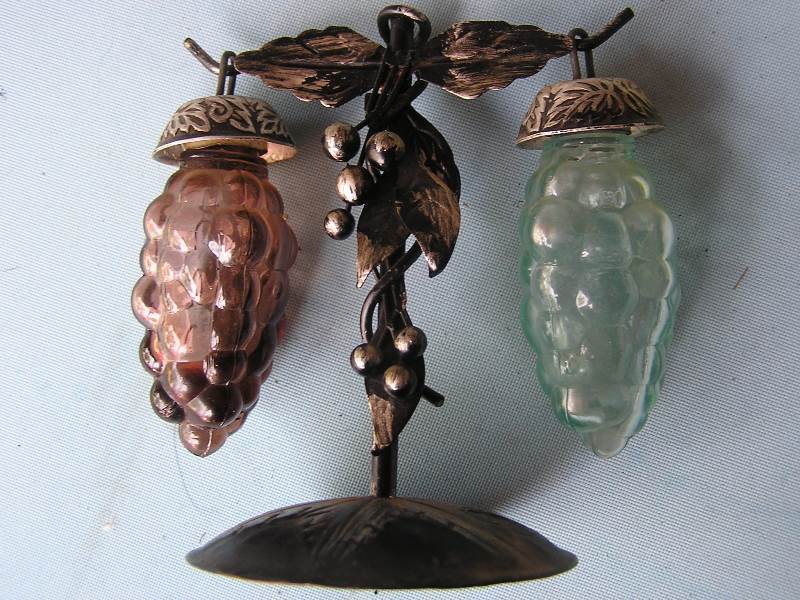 ODD SALT AND PEPPER SET