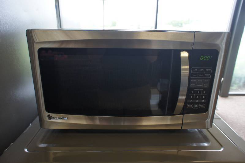 lot 17 image: Magic Chef 1.6 cu. ft. Countertop Microwave