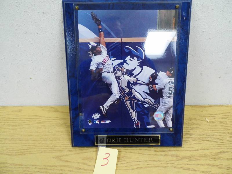 lot 3 image: Minnesota Twins Torii Hunter Photo