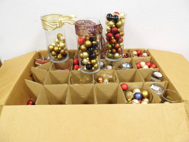 lot 10 image: Assorted Vases with Decorations