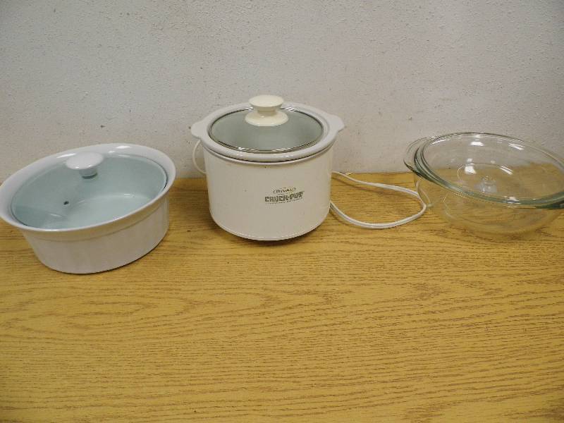 lot 22 image: Small Crock Pots and Dishes