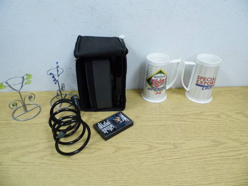 lot 28 image: Twins Mugs