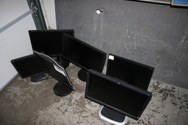 lot 100 image: Lot of (6) Flatscreen Computer Monitors Including Viewsonic VE710B ViewSonic VA1930WM FL472 22-Inc LCD Color Monitor.