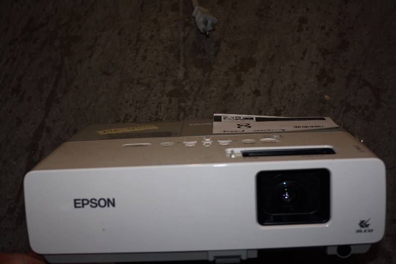 lot 8 image: Epson LCD Projector Model EMP-822H 100-240V 5060Hz 2.8A-1.2A.