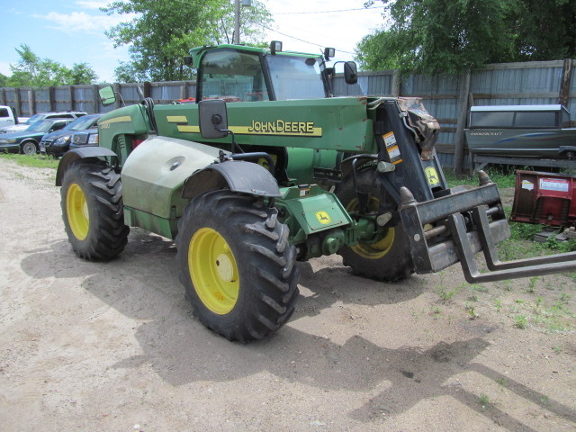 lot 2 image: 2002 John Deere 3400 Telehandler