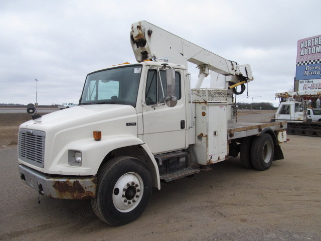 lot 4 image: 2000 Freightliner FL70