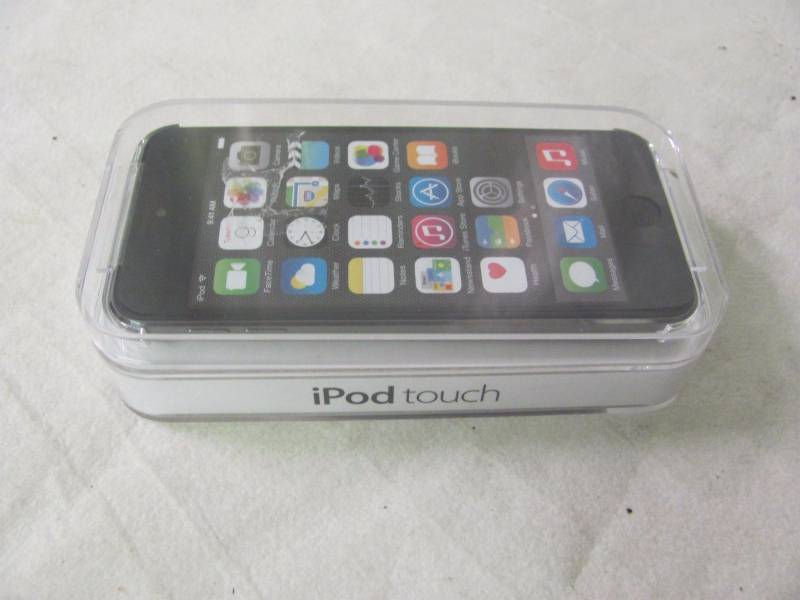 lot 3 image: Apple 16GB iPod touch 5th Generation