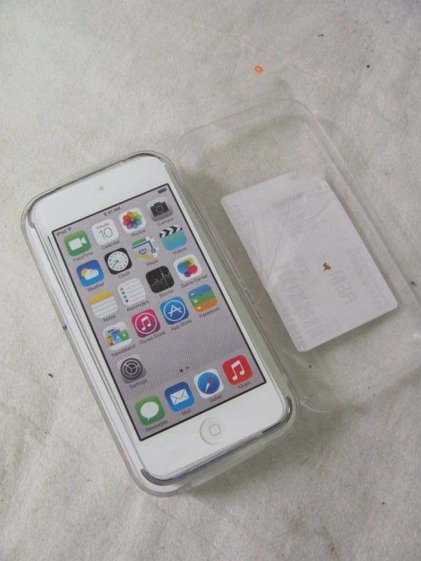lot 4 image: Apple iPod touch 5th Generation 32GB in White