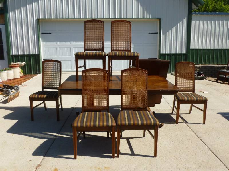 lot 1 image: Dining Room Set