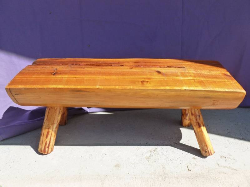 lot 6 image: Cedar Log Bench