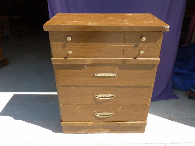 lot 9 image: Vintage Dresser