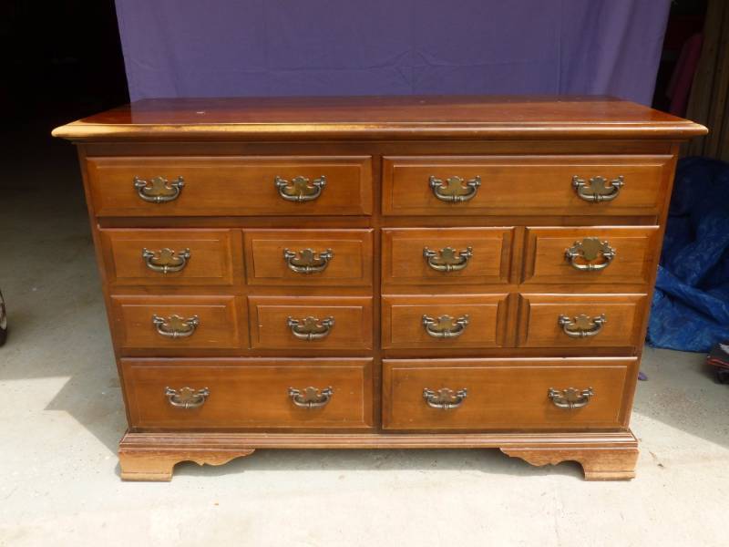 lot 15 image: Dresser