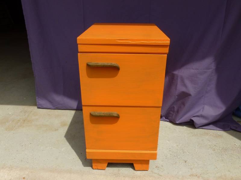 lot 18 image: Vintage Nightstand