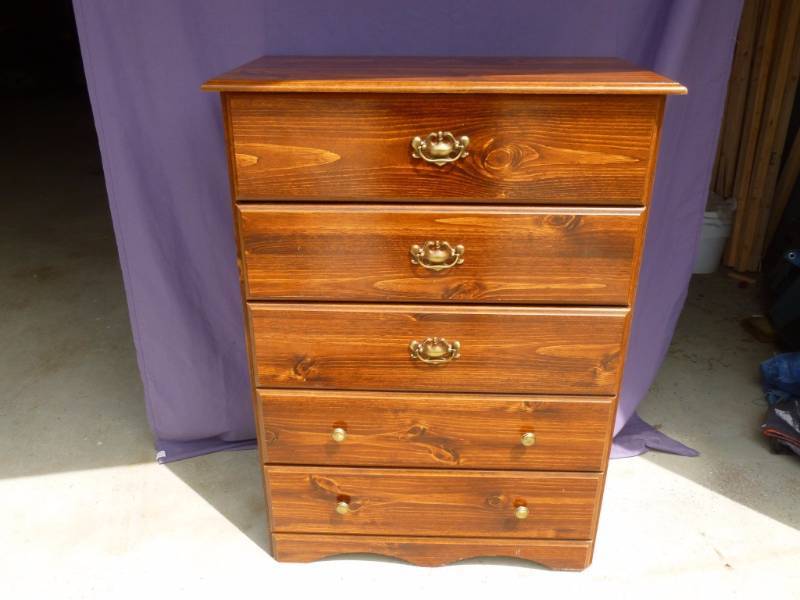 lot 19 image: Dresser