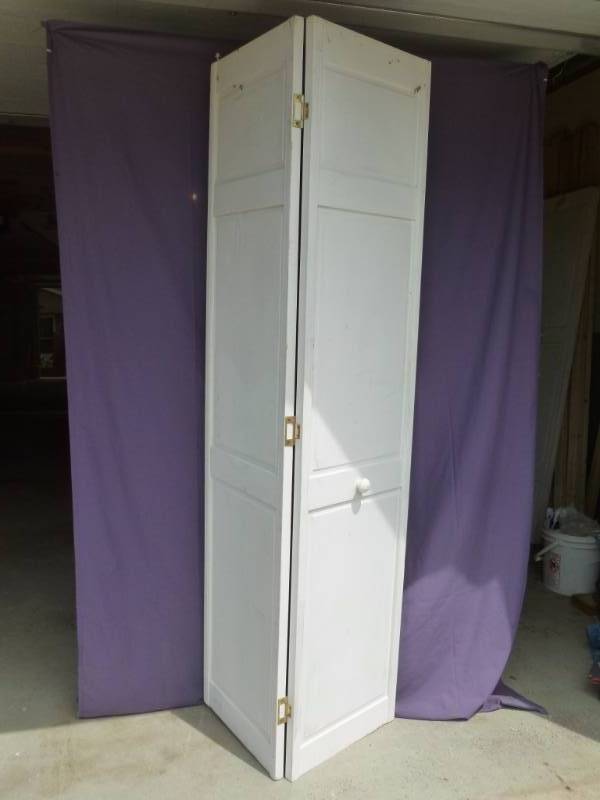 lot 23 image: Bi-Fold Door