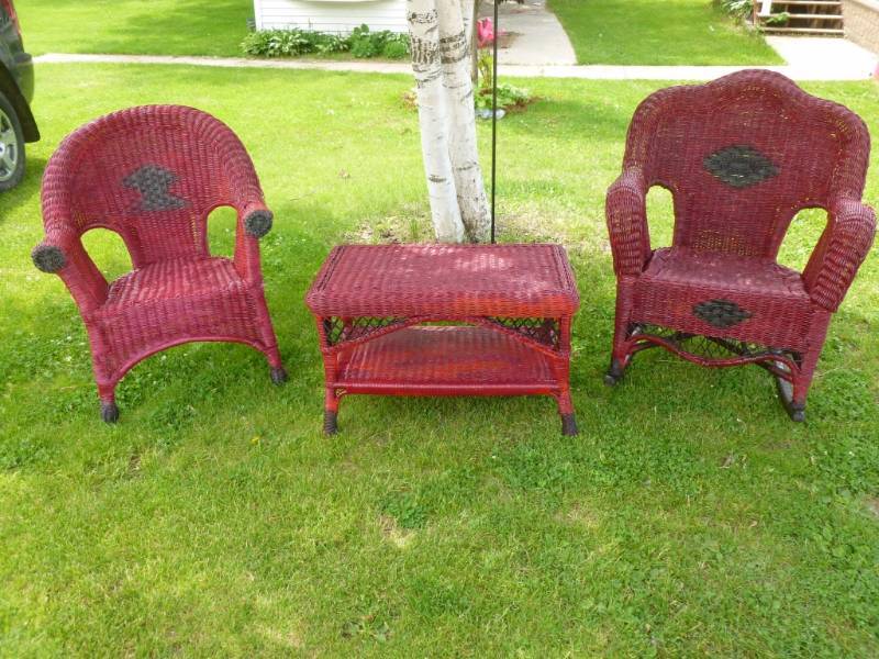 lot 26 image: Wicker Patio Set