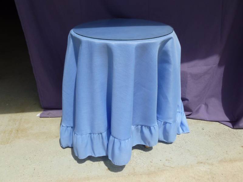 lot 28 image: End Table