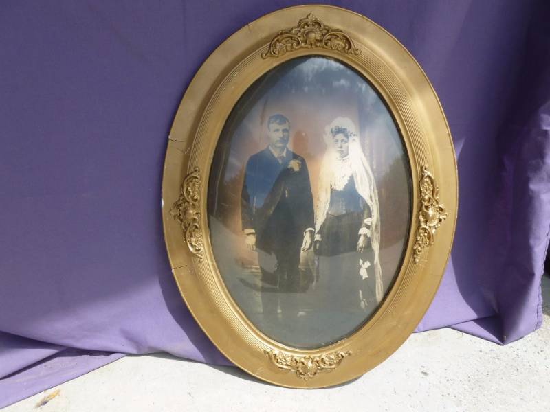 lot 29 image: Antique Picture