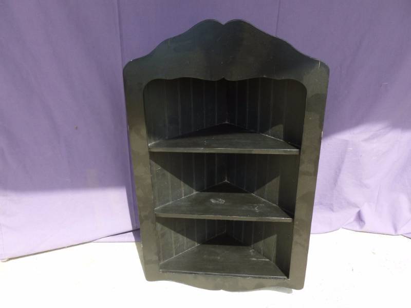 lot 37 image: Painted Shelf