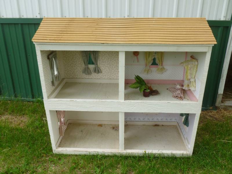 lot 57 image: Painted Doll House