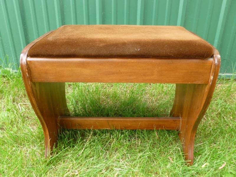lot 65 image: Foot Stool