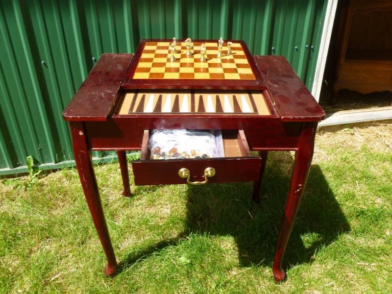 lot 76 image: Chess Table