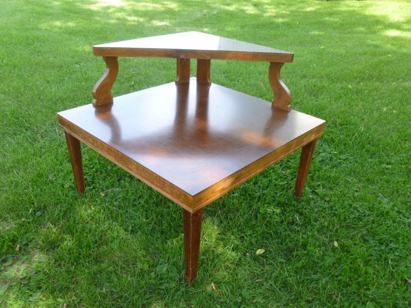 lot 85 image: Vintage End Table