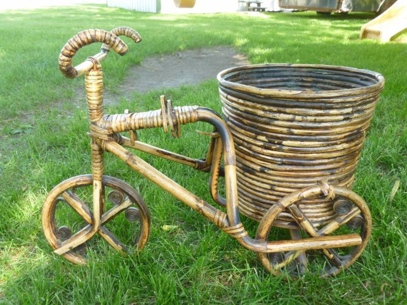 lot 98 image: Wicker Planter