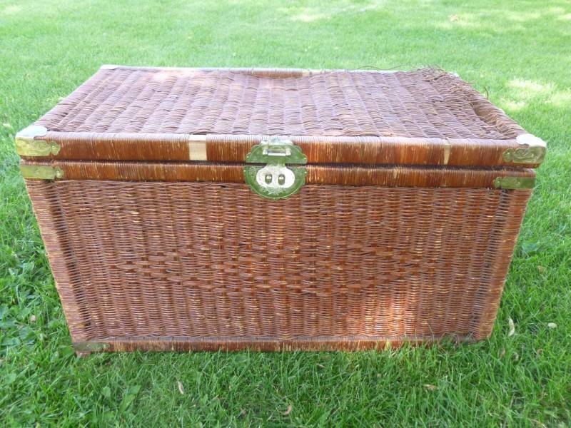 lot 101 image: Wicker Trunk