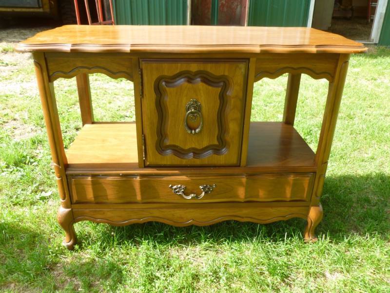 lot 118 image: Wooden Side Board Server