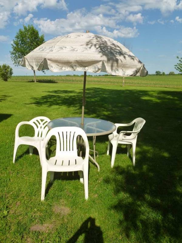 lot 122 image: Patio Set
