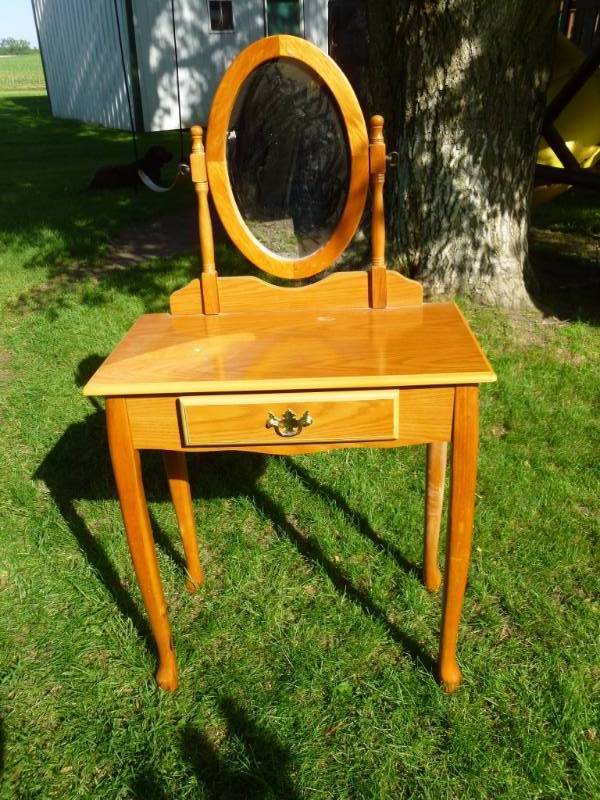lot 125 image: Wooden Vanity