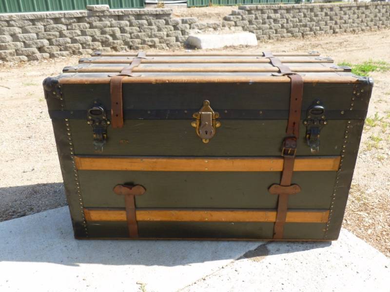 lot 5 image: Antique Storage Trunk