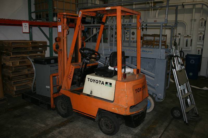 lot 4 image: Toyota Electric ForkliftLift Truck Serial #0298851 8 Series Includes Battery Charger.