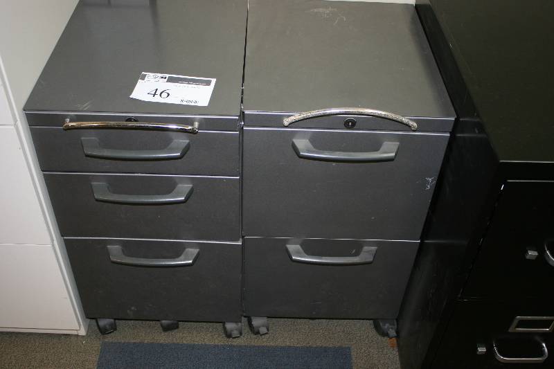 lot 46 image: Lot of (2) Filing Cabients wWheels 3 Drawers Gray 15 x 19 x 26.5.