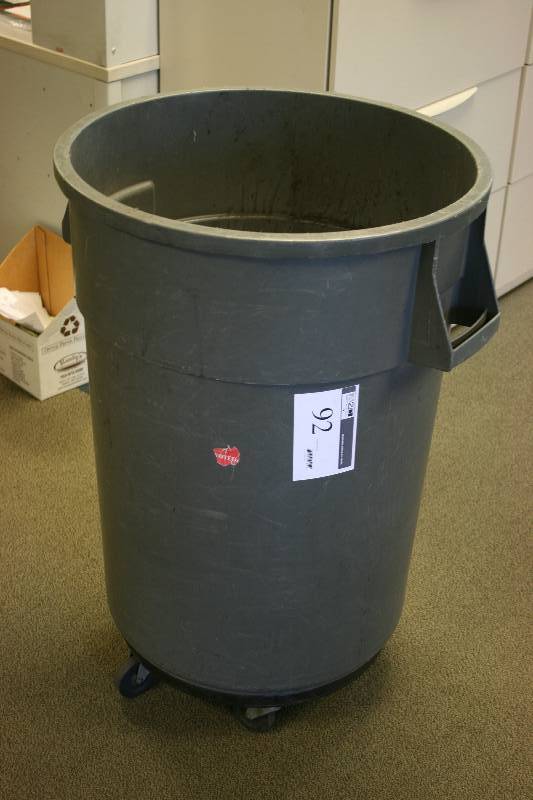 lot 92 image: Garbage Can wBase & Wheels Gray.