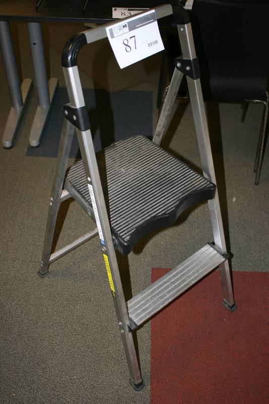lot 87 image: Metal Step Stool 1 10.37 225lb Duty Rating.