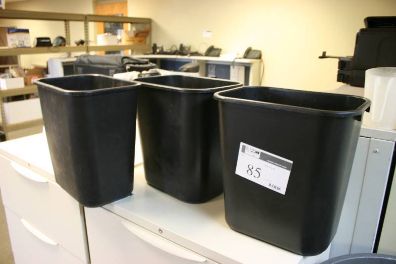 lot 85 image: Lot of (3) Office Trash Bins Black 10 x 14 x 15.