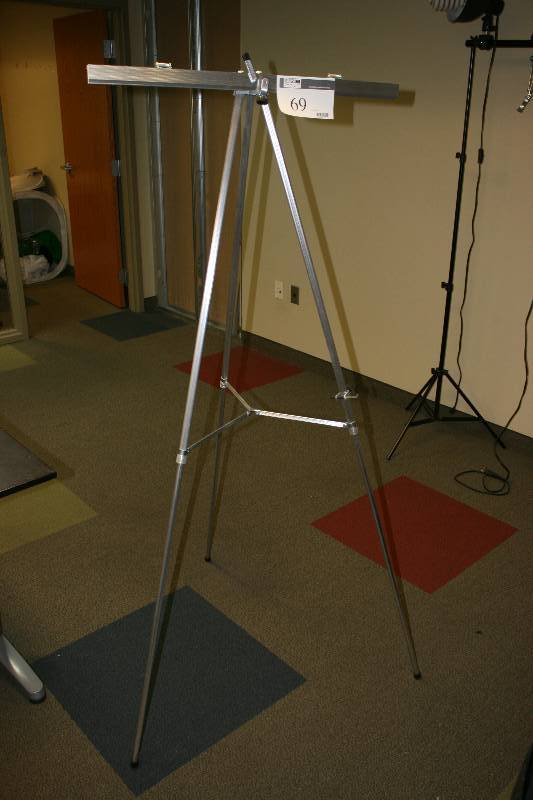 lot 69 image: Aluminium Tri-Pod Stand wSupport Table.