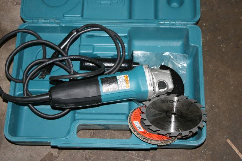 lot 245 image: Makita GA4030 Angle Grinder wCase & Blades.