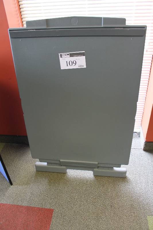 lot 109 image: Quartet Duramax 200E Easel Plastic Gray 28 x 44.