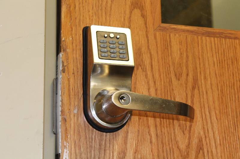 lot 131 image: Programmable Doorknob wKey Pad & Handles May Require Tools For Removal.