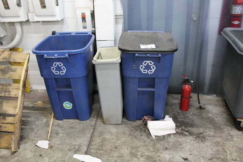 lot 264 image: Lot of (3) GarbageRecycling Cans With Lids (2).