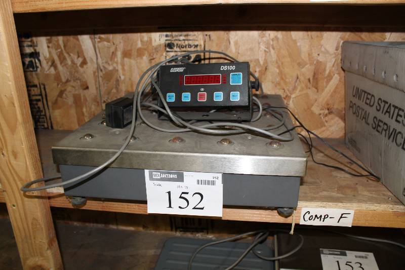 lot 152 image: Doran Electric Scale wCords & Controller Model DS100 nMax 5000d 18 x 18.